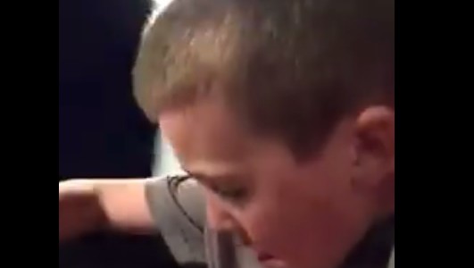 Pánico de un niño al que se le suelta el cinturón en medio del recorrido en la montaña rusa