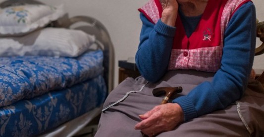 Un anciano de 83 años agredió sexualmente a su suegra, de 101