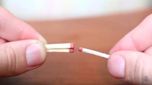 Truco viral: ¿cómo encender un fósforo sin usar la caja?