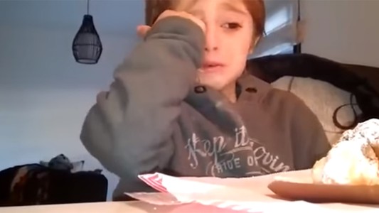 El pequeño fan de Racing que llora por la posible venta de Gustavo Bou