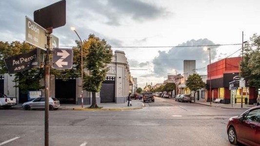 Una policía quiso mediar en una pelea a la salida de un boliche y la golpearon con una baldosa en la cabeza
