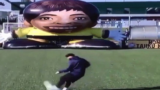 Messi enfrentó a un arquero gigante en un insólito desafío en Japón