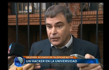 "Es ridículo creer que mi hijo cambió notas", dijo el padre del hacker