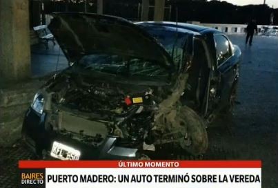 Puerto Madero: un auto terminó sobre la vereda