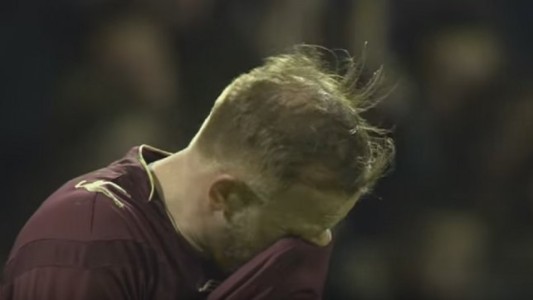 Video: lañ hinchada rival ovacionó a un arquero a quien se le había muerto la madre