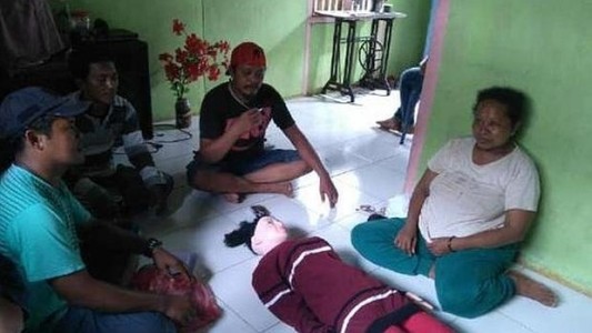 Desmienten en Indonesia que haya caído un ángel del cielo: era una muñeca inflable