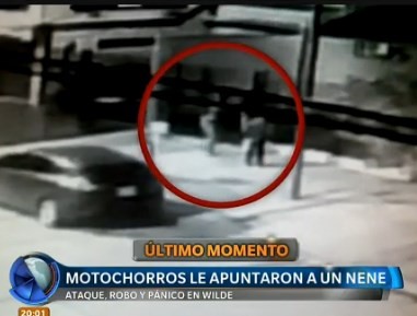 Motochorros le apuntaron a un nene