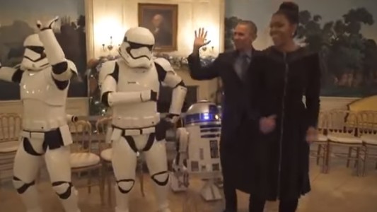 Video: Obama y su esposa bailaron con R2-D2 en el Dia de Star Wars
