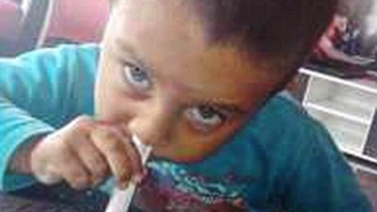 Bulgaria: escándalo por una foto de un nene que simula tomar cocaína