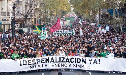 Multitudinaria marcha por la regulación de la marihuana