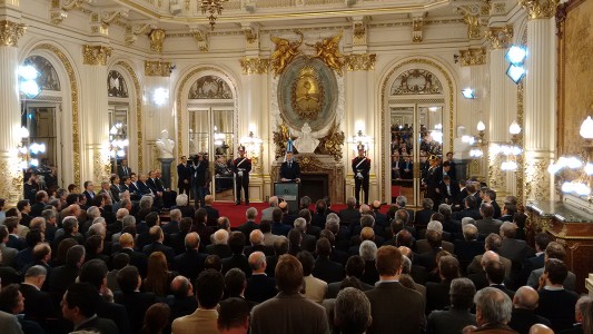 Macri firma acuerdo con empresarios y sindicalistas para suspender despidos por 90 días