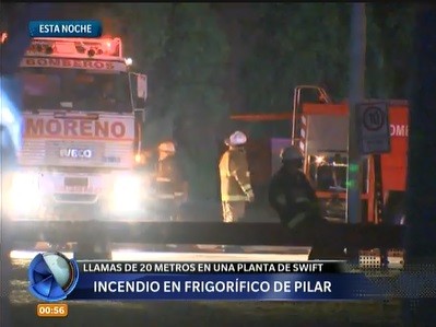Incendio en una fábrica de hamburguesas en Pilar