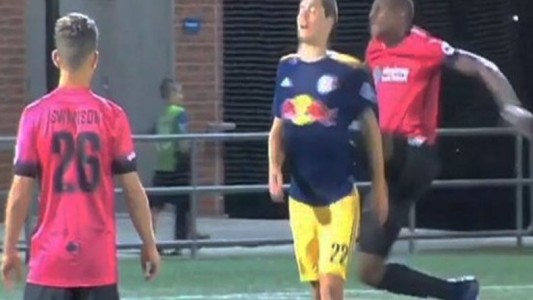 Un jugador pegó una patada brutal: lo echaron del partido y del club