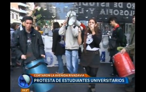 Estudiantes de la Facultad de Filosofía y Letras cortan avenida Rivadavia y Puán
