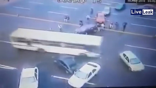 Brasil: un colectivo rompe un piquete en favor de la presidenta