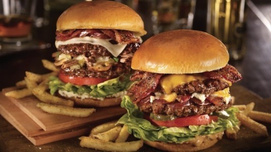 Alerta: Encuentran hamburguesas con restos de ADN humano y de ratas