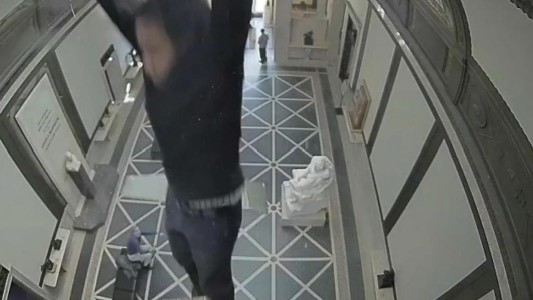 Video: cayó 11 metros al romperse un vidrio de un museo y deben pagarle más de US$ 7 millones