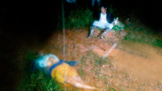 Mató a su hermanastro y se sentó a tomar alcohol al lado del cuerpo