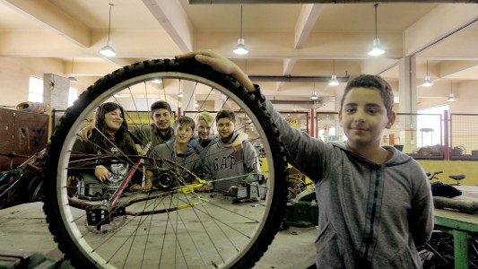 Alumnos de escuelas técnicas reparan las sillas de ruedas apiladas en los depósitos del PAMI