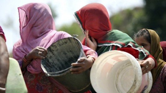 Una nena violada por su padre en India recibió como castigo cinco latigazos