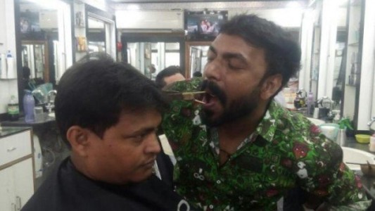 La increíble historia del hombre que corta el pelo con la boca