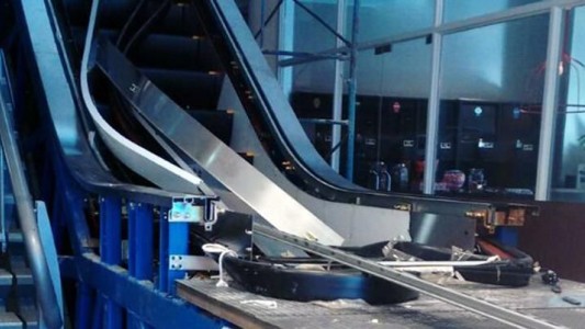 Escándalo en La Rioja: instalaron con dineros públicos una escalera mecánica que no llega al piso