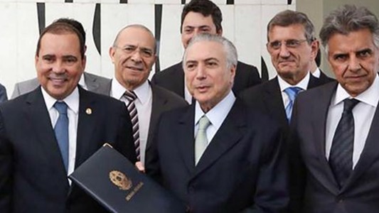Temer asumió la presidencia interina de Brasil y pidió confianza en la democracia