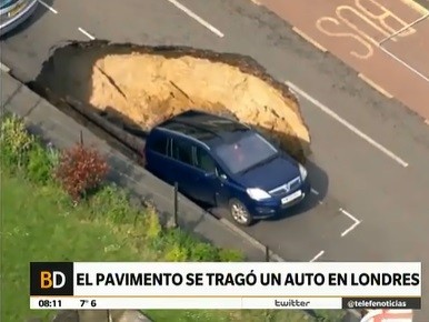 El pavimento cedió y se tragó un auto en Londres