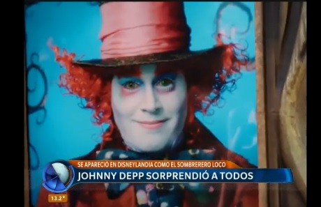 Johnny Depp sorprende al público promocionando Alicia 2 en vivo