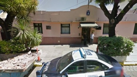 Vecinos fueron a buscar a un acusado de violación, lo atraparon y lo entregaron en la comisaría