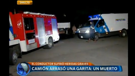 Camión arrasó una garita: un muerto