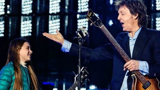 Leyla cumplió su sueño y tocó con Paul McCartney