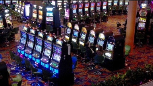 Prohibieron cajeros y cambio de cheques en el Hipódromo y casinos flotantes