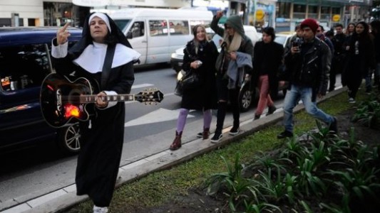 Cristian Aldana está acusado de abuso y apareció disfrazado de monja en una marcha en su contra