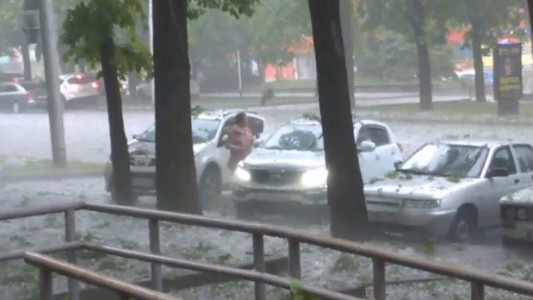 La forma insólita que encontró esta mujer para proteger su auto del granizo
