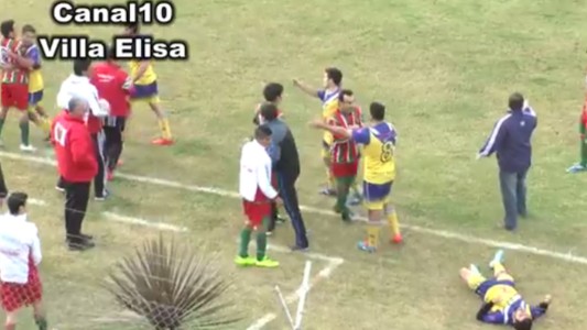 Conmoción en el fútbol: un jugador murió por un golpe en la cabeza durante un partido