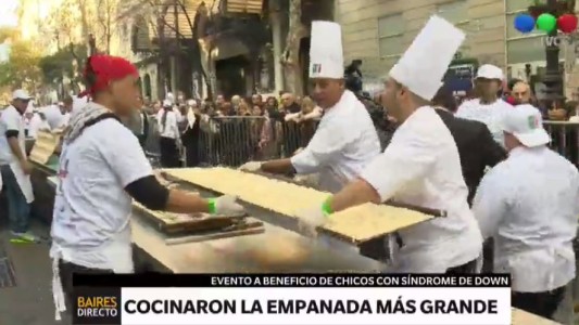 Cocinaron una empanada solidaria de 80 metros en Avenida de Mayo