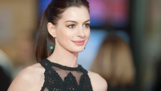 El polémico meme de Anne Hathaway sobre las Kardashian