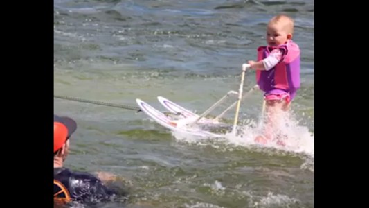 Zyla, la bebé de seis meses que esquía en el agua