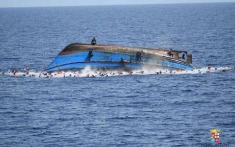 Trágico vuelco en el Mediterráneo: 500 inmigrantes caen al mar