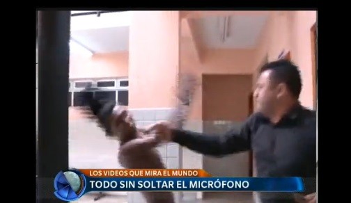 El periodista que golpea a un preso y más videos que mira el mundo