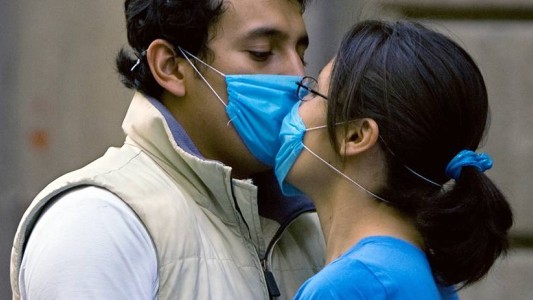 Gripe A: Recomiendan "vacunarse más y besarse menos"