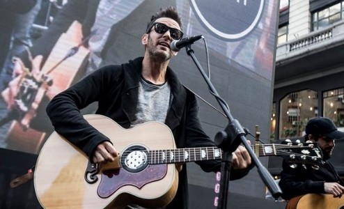 Axel anticipó los Premios Gradel con un show sorpresa en el microcentro porteño