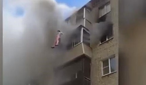 Video: por un incendio, debieron saltar desde quinto piso y los atajaron los vecinos