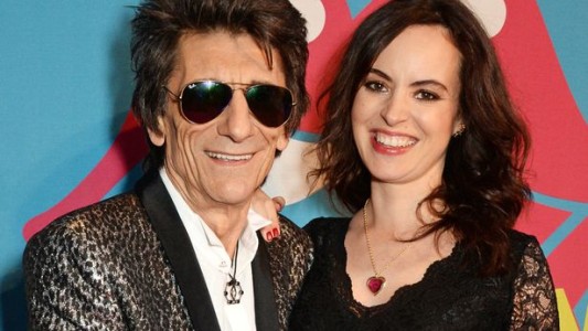 El Rolling Stone Ronnie Wood se convierte en padre de gemelas a los 68 años