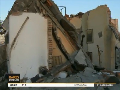 Una explosión por un escape de gas provocó el derrumbe de una casa en Lanús