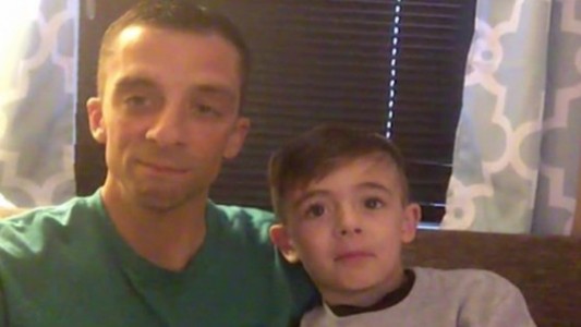 Un nene llamó al 911 para denunciar a su papá que cruzó un semáforo en rojo