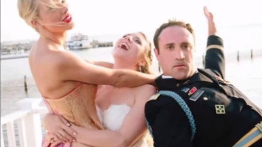 Taylor Swift apareció de sorpresa en una boda para cantar en vivo la canción favorita de la pareja