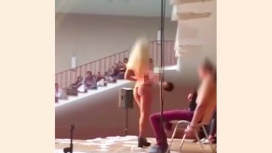 Video: iba a dar una charla sobre igualdad de género y terminó haciendo un striptease