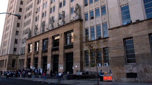El joven hallado muerto en la Facultad de Medicina dijo que se quitaría la vida